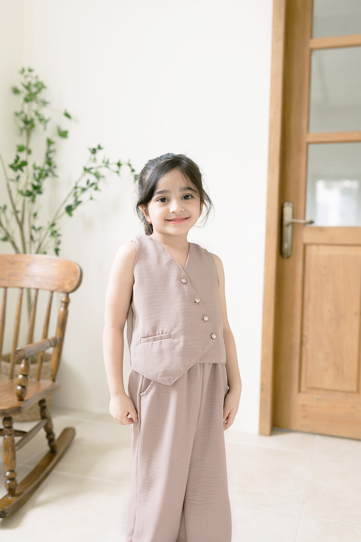 Gita-Set-Milky-Brown-model Gita Set Milky Brown model