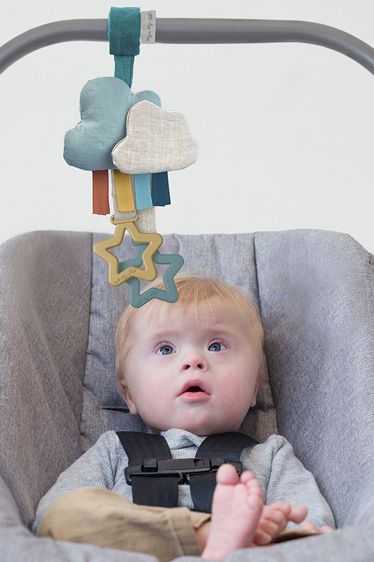 Itzy-Ritzy-Ritzy-Jingle-Cloud-On-Model