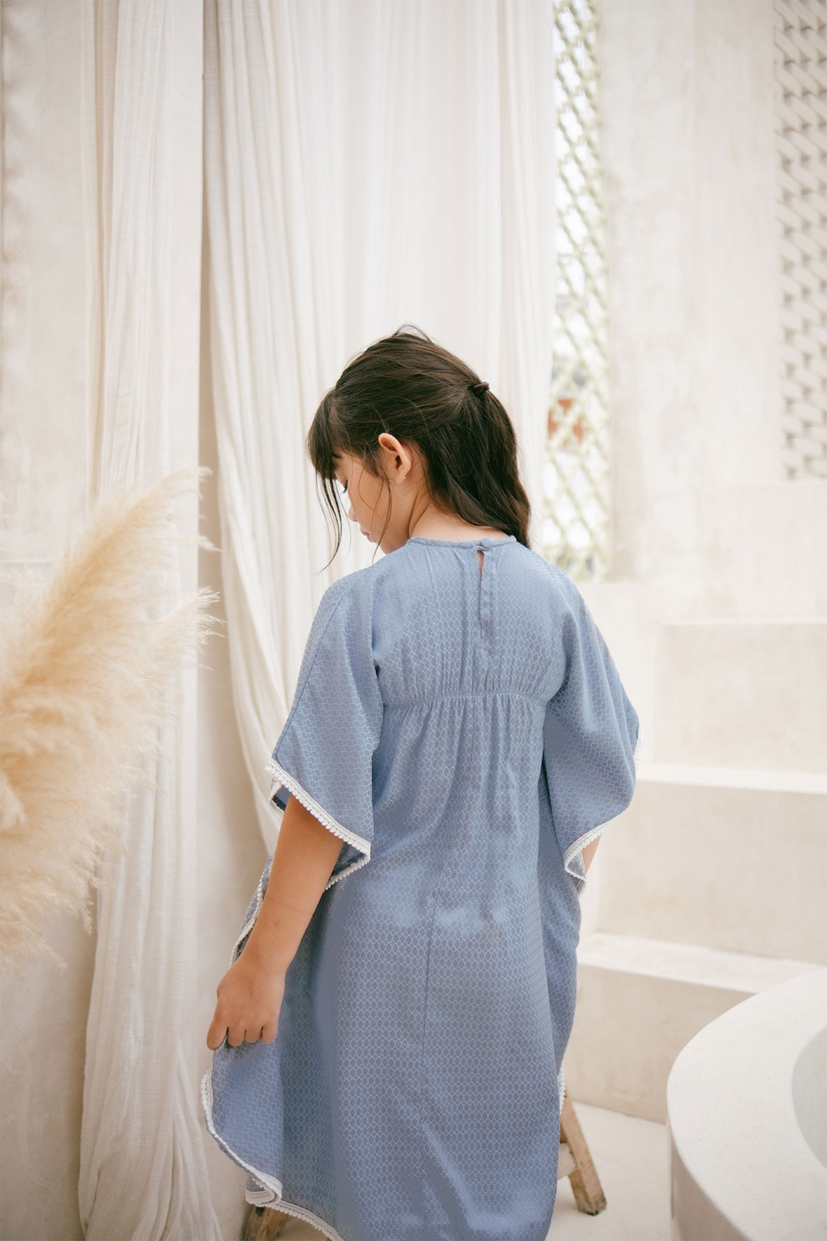 Aluna-Kaftan-Mosaic-Cloud-depan-model-belakang